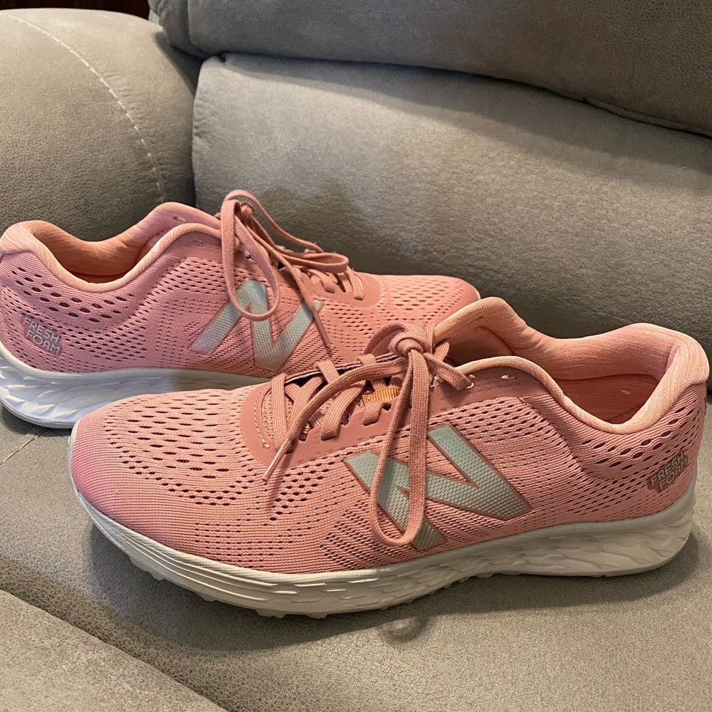 NEW BALANCE women’s size 9 tennis shoes